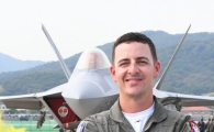 [포토]인터뷰하는 F-22 조종사