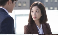 ‘마녀의 법정’ 정려원,의견 대립 속 윤현민에 ‘정강이 킥’