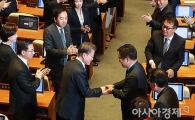 [포토] 여당 의원들과 인사하는 문재인 대통령