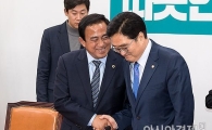 [포토] 양준욱 서울시의회 의장과 인사 나누는 우원식 