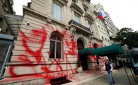 뉴욕 러시아 영사관 붉은 페인트 공격 당했다