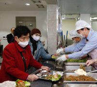 정명근 화성시장, 정조효노인복지관서 배식 봉사