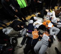 장애인단체, 지하철역 누워 시위…"시민으로 살고 싶다"