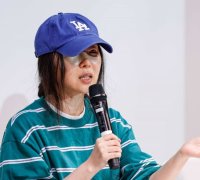 "억울해 욕이 안 나올 수 없어"...민희진 티셔츠·모자까지 완판행렬 