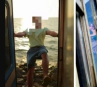 "인생샷이 뭐라고"…스리랑카 기차에 매달려 사진찍은 中관광객 중태