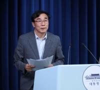 青瓦台倾听统合首席秘书慰问光州高中生杀人案遗属：“没能守护，深感抱歉”