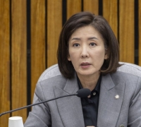 Na Kyungwon Strongly Criticizes: "Country on the Brink Because of Criminal President"