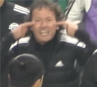 "Racism" vs. "Did You Not See It?": Jeonbuk Coach's Hand Gesture Sparks Controversy