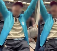 After Being Refused a Seat on Subway, Elderly Man Sits on Woman's Lap... Outrage Erupts on Chinese Social Media
