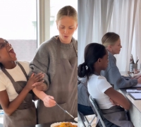 한국 온 샤를리즈 테론, 김밥·떡볶이 만들며 '둠칫둠칫'…함께 한 딸도 '엄지척'