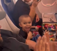 '하늘 위에서 울려 퍼진 축하' 희소 암 완치한 두살배기 아동 위한 '특별한 기내 이벤트'