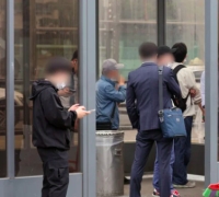 "Non-Smokers Join 'Cigarette Time': Office Workers Flock to Virtual Smoking Room"