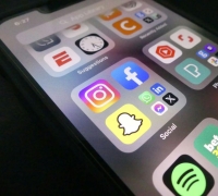 "Minors to Be Blocked from SNS?"... Japan Moves to Impose Age and Usage Time Restrictions