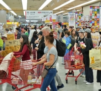 Lotte Mart Targets Korea-China-Japan Holiday Boom...Aiming to Double Foreign Sales Again