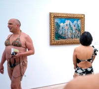 "명화 보러 갔다가 놀랐다"…비키니 입고 몰린 사람들