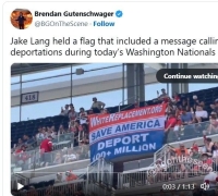 MLB 구장에 걸린 현수막, 경기장 출입금지 당한 관중…왜?