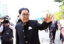 "나이먹고 한심"…윤여정 언급한 조영남에 쏟아진 비난