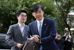 조국 전 장관 검찰 소환 조사중…비공개 출석