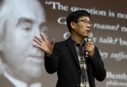 "여성 팔아먹고 사는 여성 의원들" 진중권 맹비난