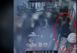"공정한 나라냐" '곰탕집 성추행' 男 부인, 격분