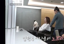 "좀 보이면 어때" 당당히 속옷 벗어 던진 아나운서