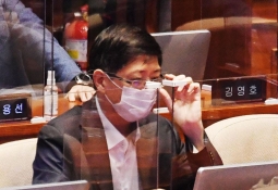 "추미애 대신 잘렸나" 與 김홍걸 제명에 쏟아진 비판