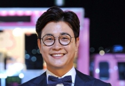 "사진 내리면 되지 XX이냐" 욕설…김성주, 결국 폭발