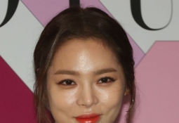 박시연 대낮 음주운전 '입건'…신호대기 중인 차 들이받아
