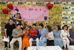 "박수홍 결혼 축하" 노마스크로 모인 연예인들…SNS 올렸다가