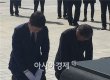 광주서 무릎꿇은 문재인…"광주 정신이 이기는 역사 만들겠다"