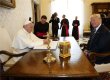 "우리 초면이죠?"…교황 만난 트럼프, 어색한 미소