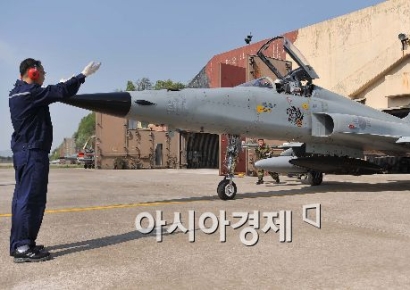 공군전투기 무단촬영 10대 중국인 "아버지 공안" 진술