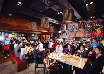 한국서 열흘 일하면 아이폰16 사는데…73일 일해야 하는 나라는?[궁금증연구소]