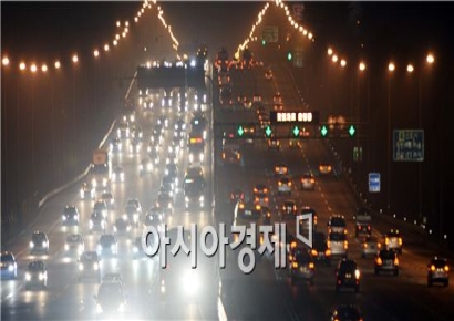 속속 귀경길 오르는 차량들…부산~서울 6시간20분 소요 예상 