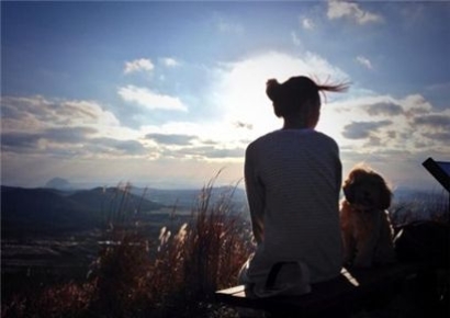 "이발소 집 막내딸" 가수 이효리, 부친상…남편 이상순과 빈소 지켜