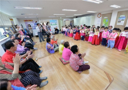 "국공립 어린이집 확대하면 '가임기 여성' 고용 늘어난다"