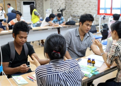 뉴욕타임스 "인구 감소 한국, 외국인 노동자 필수인데 보호제도 부실"