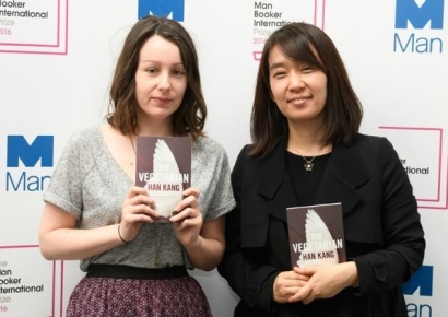 "독학해 번역하더니 노벨상까지"…한강 수상 일등공신 영국 번역가