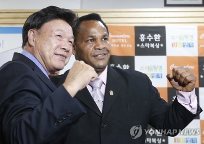 尹, 파나마 대통령 취임식 특사로 '국토장관·복싱전설 홍수환' 파견