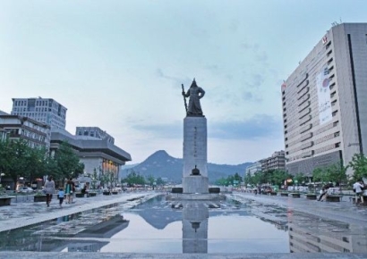  "윤 전 대통령 파면 반대"…광화문서 40대 남성 자해 소동