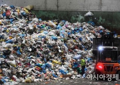 中, 고체폐기물 32종 수입 금지…'재활용 쓰레기 대란 재개되나'