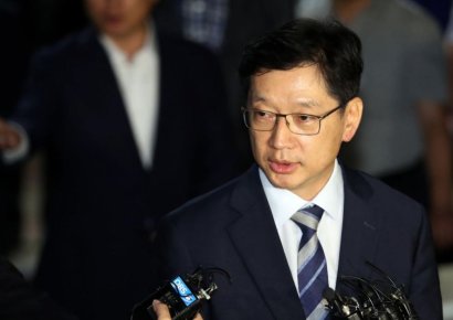 김경수 변호인단, '사법농단'과 '촛불집회'의 어색한 동거?