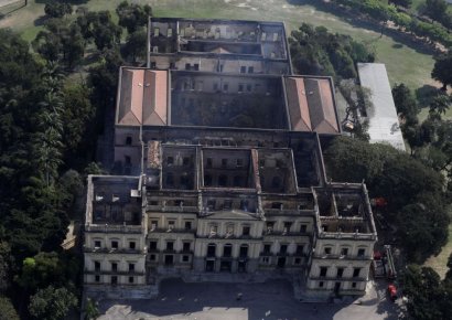 [포토]잿더미 된 브라질 국립박물관…소장유물 2000만점 소실 우려