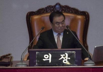 반복된 김성태의 '애드립'…文의장에 "정권 스피커" 비난 