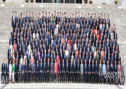 [포토] 20대 국회 후반기 개원, 기념사진 찍는 의원들
