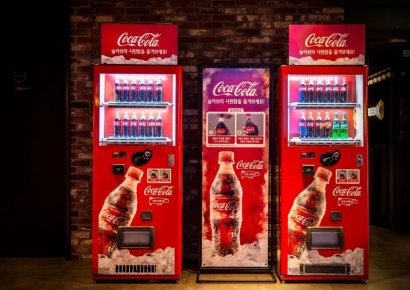 코카콜라를 흔들면 슬러시로 변신하는 자판기…첨단 기술 옷 입는 푸드