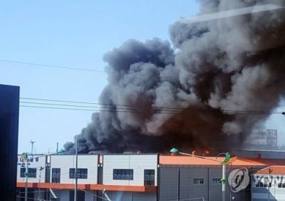 인천 화재, 건축 자재 창고서 불…유독가스 하늘 뒤덮어