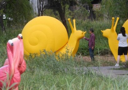 [포토] 거대 노랑 달팽이 살펴보는 시민들