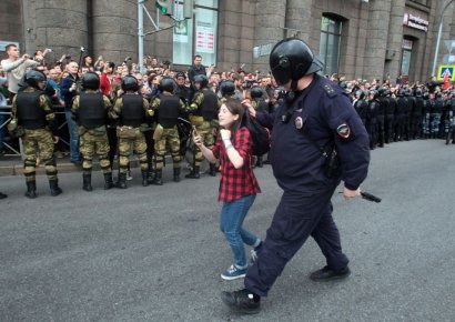[포토]러시아 경찰에 끌려가는 10대 소녀