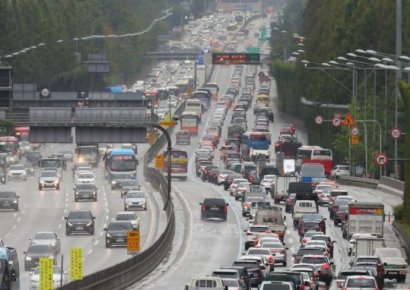 연휴 고속도로 통행료 면제…도로공사 1361억 손실